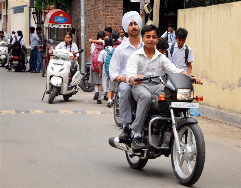 Punjab New Traffic Rules: नाबालिगों को वाहन चलाना पड़ सकता है भारी
