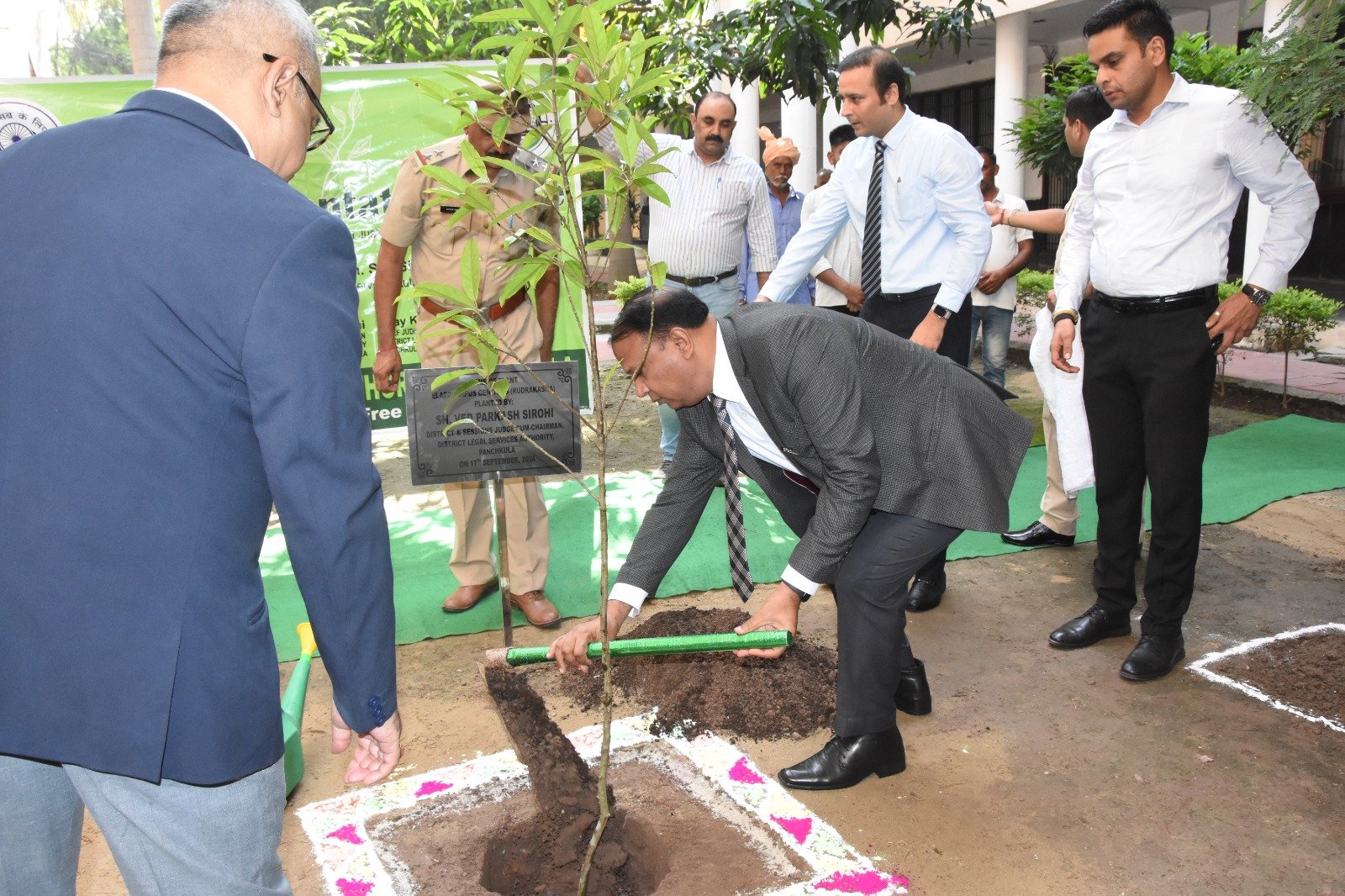 Green Movement: पौधा रोपण से पर्यावरण को बचाने की शुरुआत