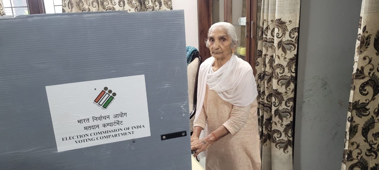 कालका में चार और पंचकूला विधानसभा में तीन टीमों ने करवाया बुजुर्गों और दिव्यांगों से मतदान – डा. यश गर्ग