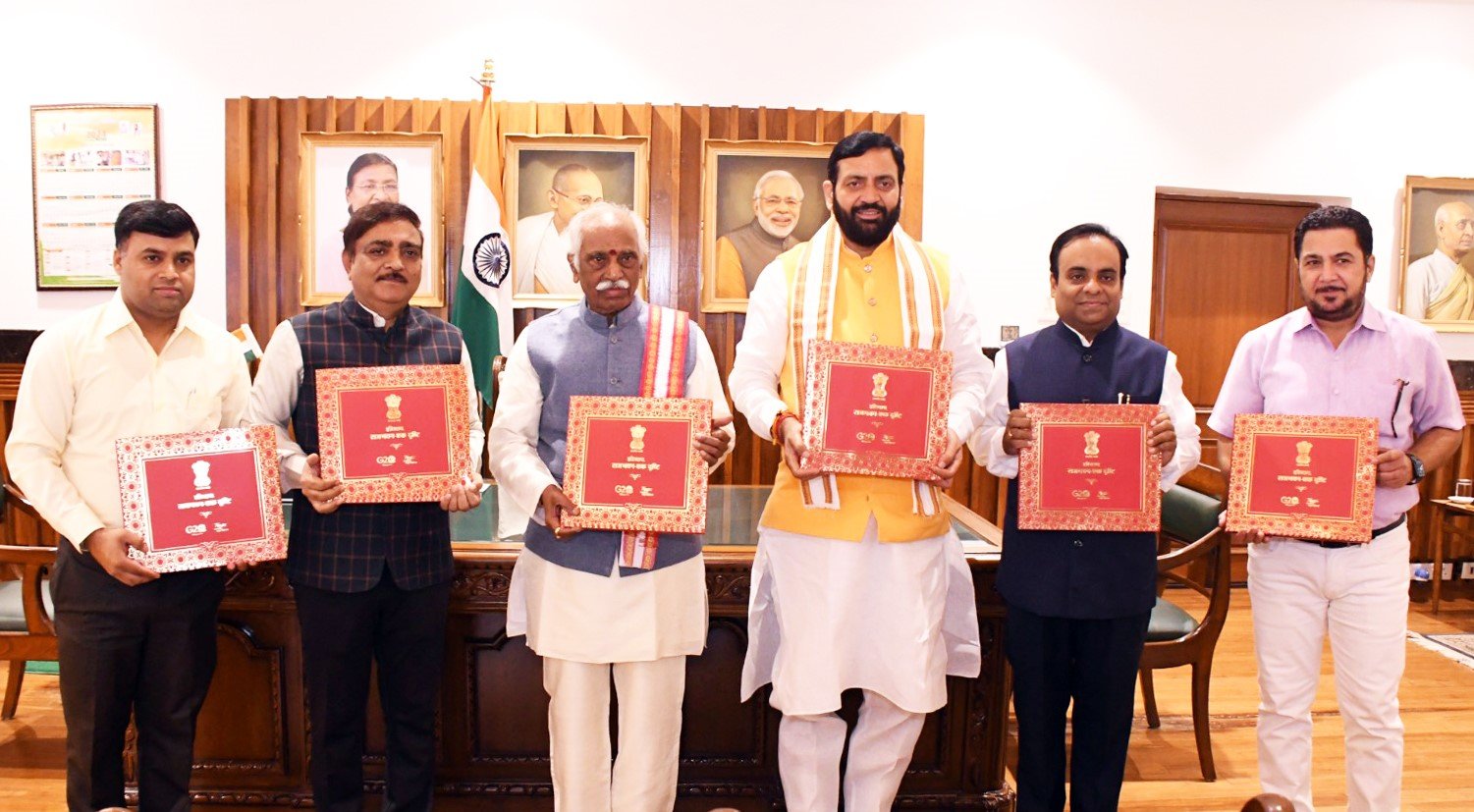 हरियाणा के राज्यपाल और मुख्यमंत्री ने किया कॉफी टेबल बुक ‘हरियाणा राजभवन-एक दृष्टि’ का अनावरण