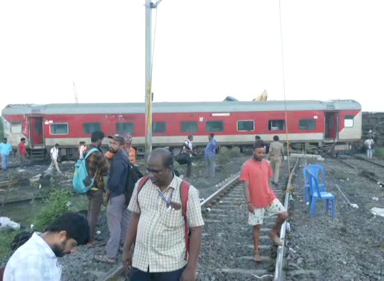 बागमती एक्सप्रेस का खौफनाक हादसा : मालगाड़ी से टक्कर, 19 घायल!