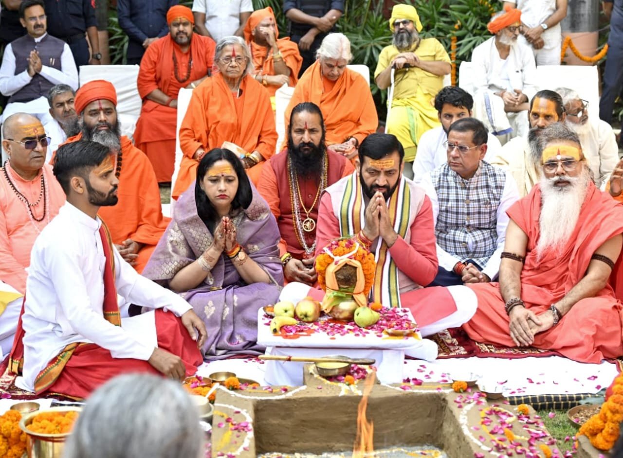 राजनीतिक सामंजस्य का प्रतीक: संतों का आशीर्वाद, विकास की नई ऊँचाइयाँ!