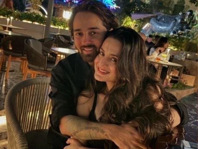 क्या अमीषा पटेल कर रही है Date? बुरी तरह हो रही सोशल मीडिया पर ट्रोल !