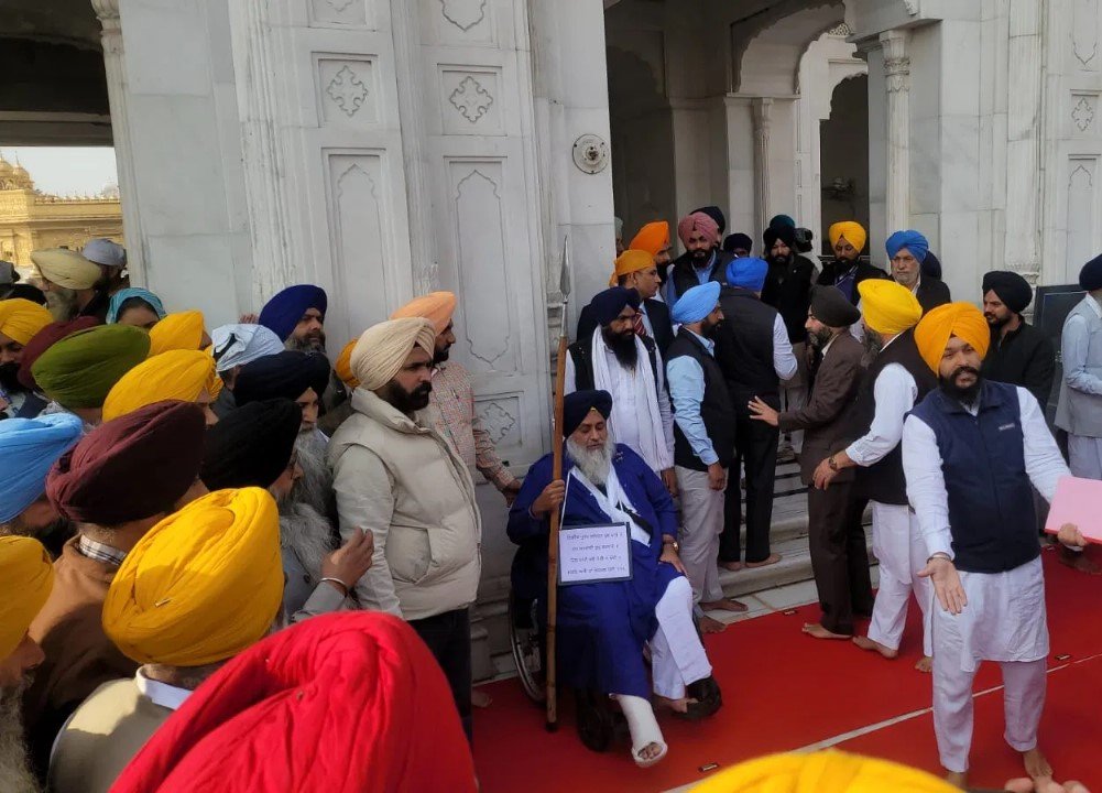 गले में तख्ती, हाथ में बरछा पकड़ नज़र आए सुखबीर सिंह बादल, सज़ा पूरी करने पहुंचे श्री अकाल तख्त साहिब