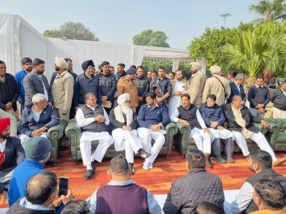 Dera Beas प्रमुख पहुँचे तेज़ाखेड़ा, दी OP Chautala को श्रद्धांजलि!