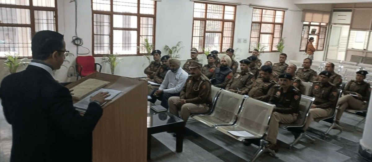DLSA पंचकूला ने किया पुलिस अधिकारियों के लिए कानूनी जागरूकता शिविर आयोजित!