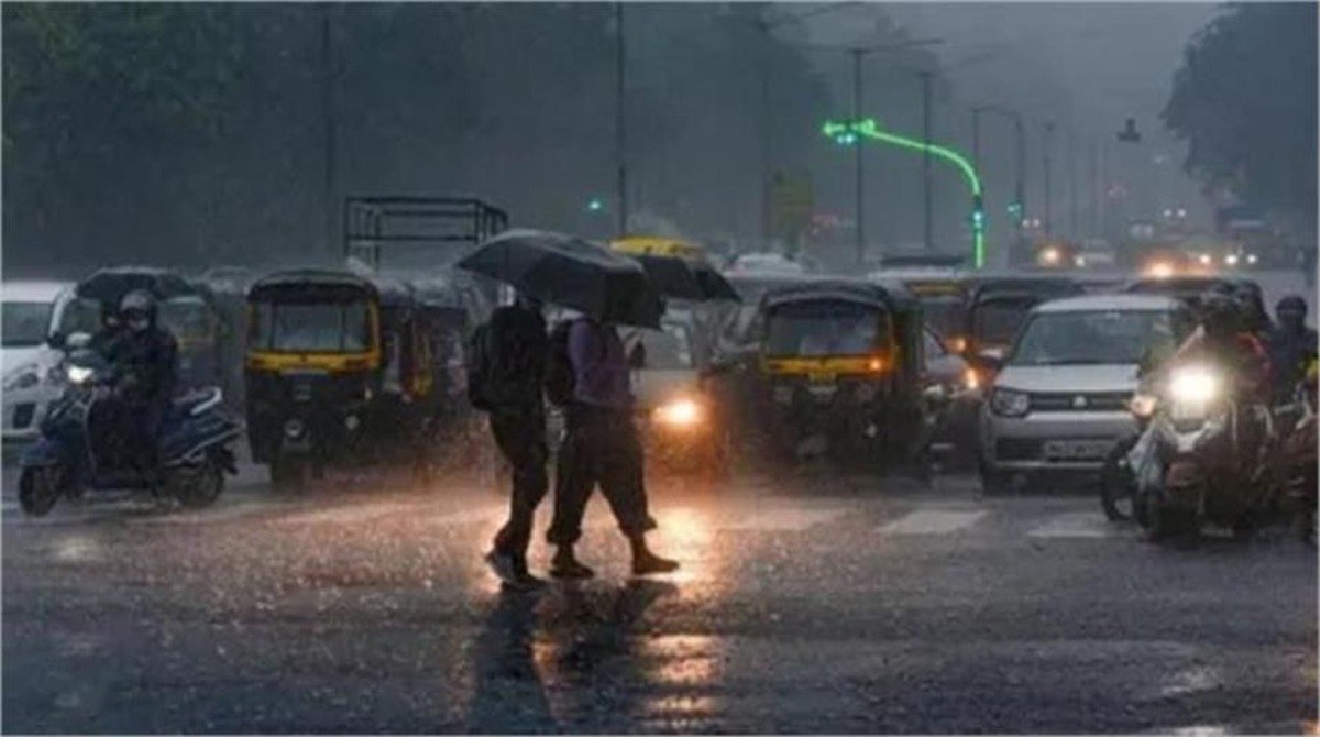 देशभर में बिगड़ा मौसम का मिजाज: 17 राज्यों में भारी बारिश, ओलावृष्टि और तूफान का अलर्ट!