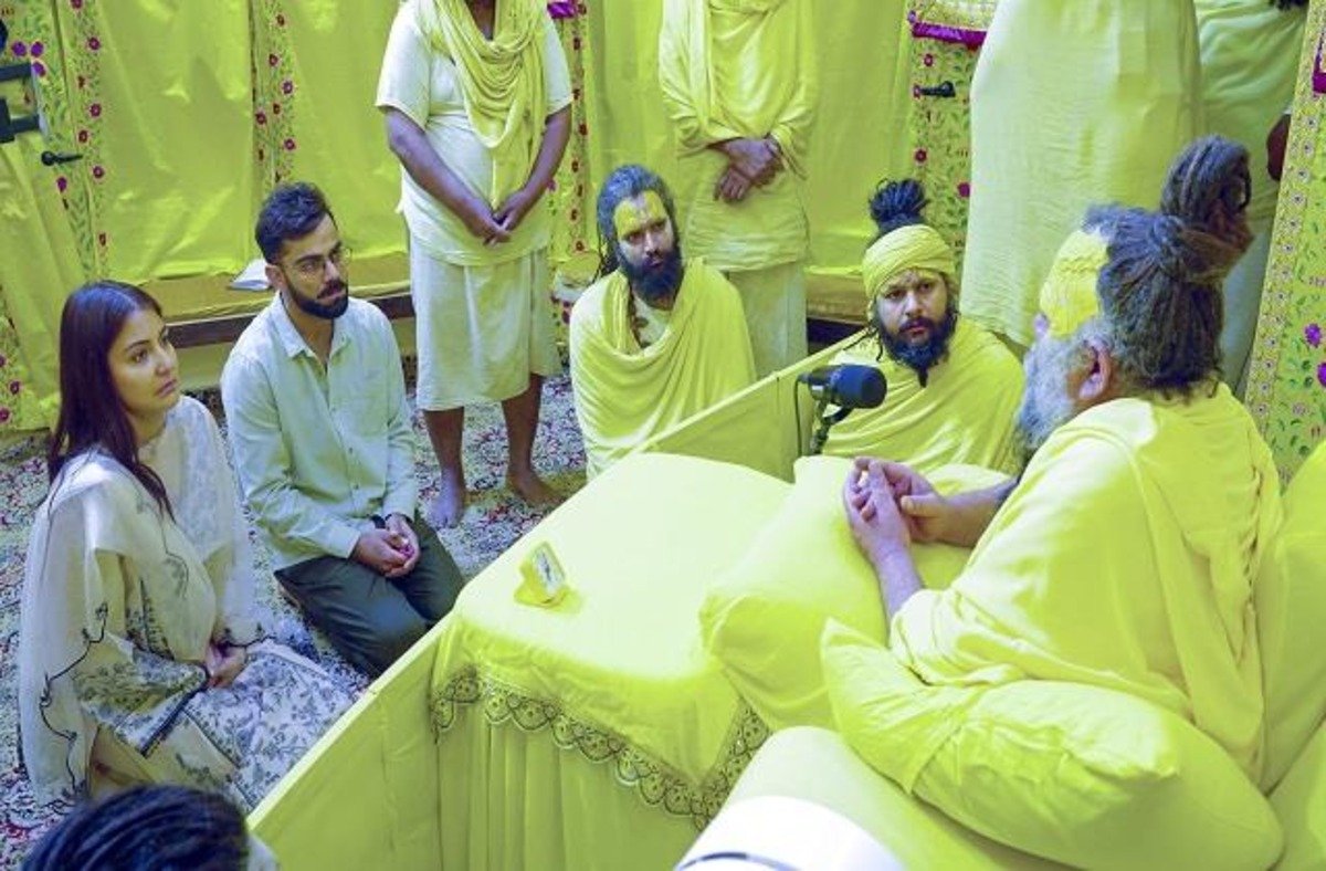 टेस्ट क्रिकेट से संन्यास के बाद वृन्दावन पहुंचे विराट कोहली, पत्नी अनुष्का के साथ लिया प्रेमानंद महाराज जी का आशीर्वाद!