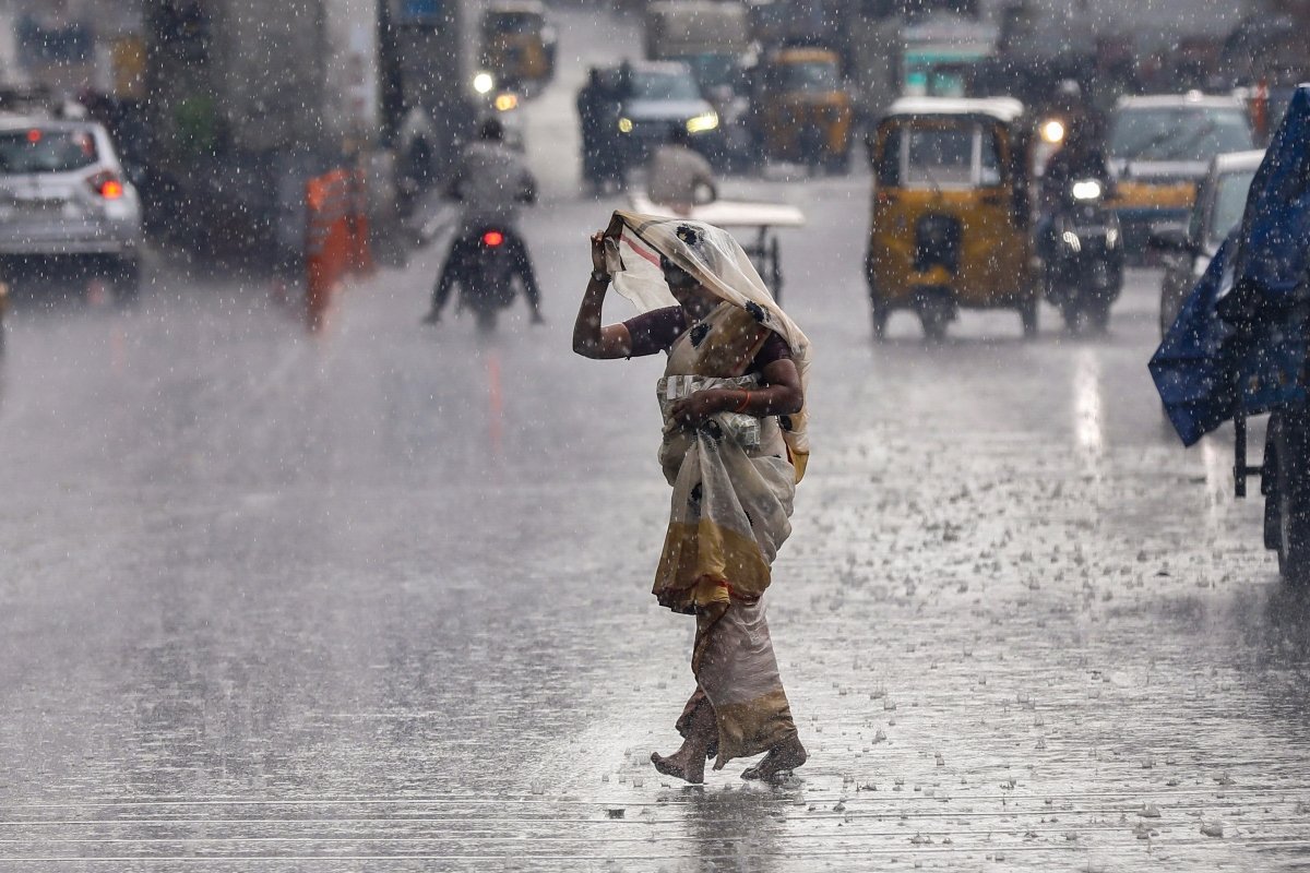 Monsoon ने मचाई तबाही: 107 साल पुराना रिकॉर्ड टूटा, 8 राज्यों में रेड अलर्ट, मुंबई बनी जलसमूह!