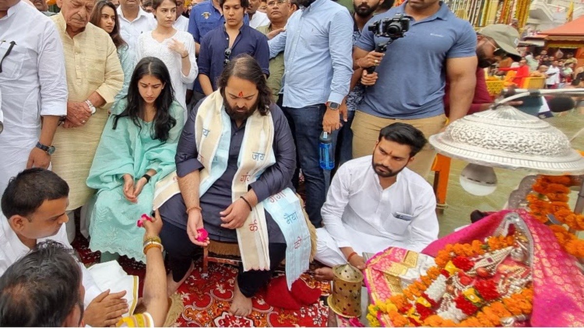 हर की पौड़ी पर गूंजे मंत्र: अनंत अंबानी ने मां गंगा से लिया आशीर्वाद, साथ थीं पत्नी राधिका!