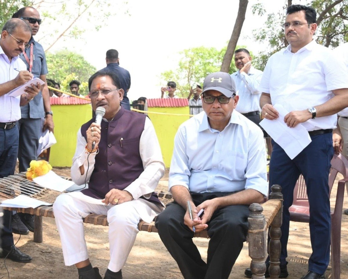 छत्तीसगढ़ CM साय की चौपाल लगी पीपल के नीचे, सुनी गांववालों से दिल की बात!