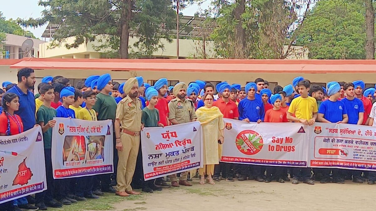 संत ईशर सिंह पब्लिक स्कूल में जागरूकता सेमिनार आयोजित, छात्रों ने ली नशामुक्त जीवन की शपथ!