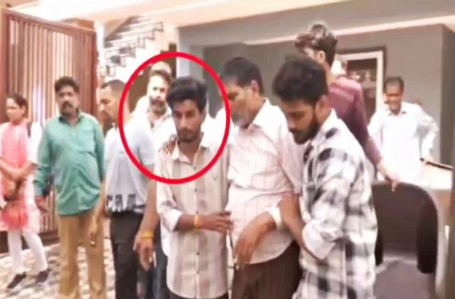 Raja Raghuvanshi Case: जिसने छीन ली जान, वही बना सहारा; राजा रघुवंशी की चिता को अंतिम विदाई देने पहुंचा सोनम का प्रेमी!