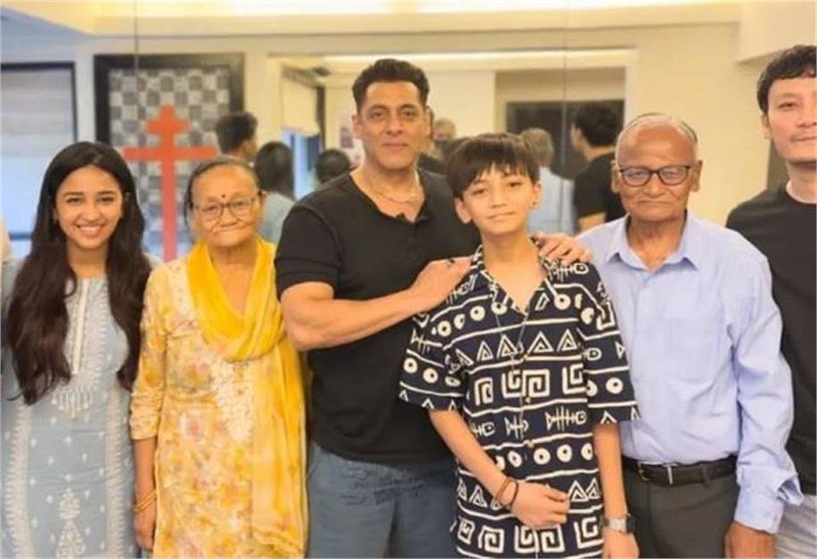 Salman Khan की लेटेस्ट तस्वीर ने मचाया तहलका – फैन के साथ दिखे सुपरफिट अवतार में, उम्र को दी मात!