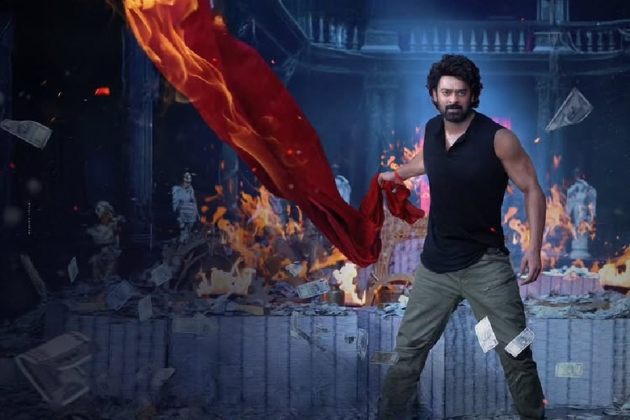 ब्लॉकबस्टर प्रभास का नया अंदाज़: ‘द राजा साब’ में डर, डांस और डायलॉग का फ्यूज़न!
