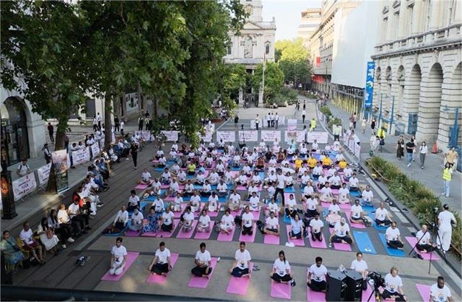 योग दिवस 2025: ‘एक पृथ्वी, एक स्वास्थ्य’ के संदेश ने दुनिया को किया एकजुट, किंग चार्ल्स का खास संदेश बना आकर्षण!