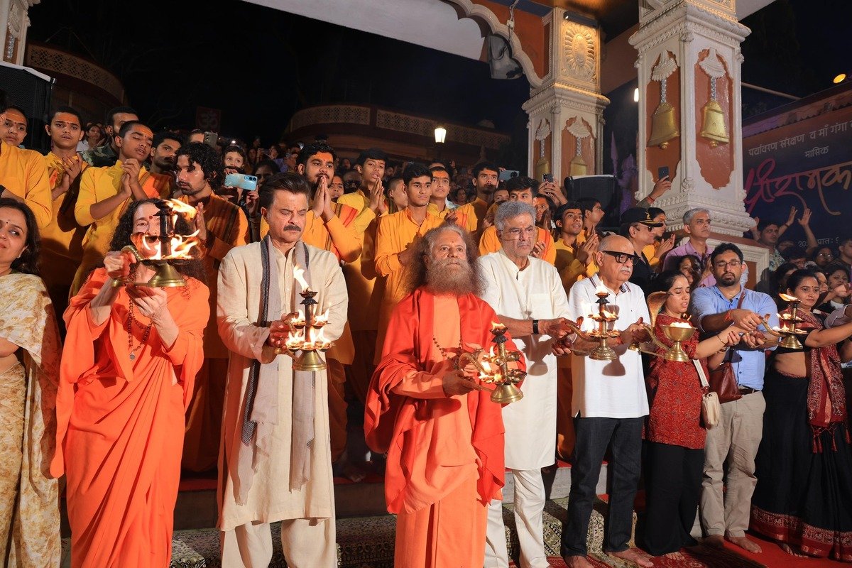 Rishikesh की दिव्यता में Anil और Boney Kapoor ने दिवंगत माता-पिता को दी श्रद्धांजलि, गंगा आरती में हुआ भावनात्मक क्षण!