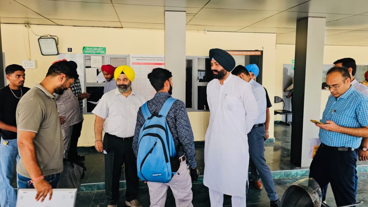 परिवहन मंत्री लालजीत सिंह भुल्लर का मोहाली आरटीओ कार्यालय पर अचानक निरीक्षण, जल्द ही सभी सेवाएं होंगी ऑनलाइन!