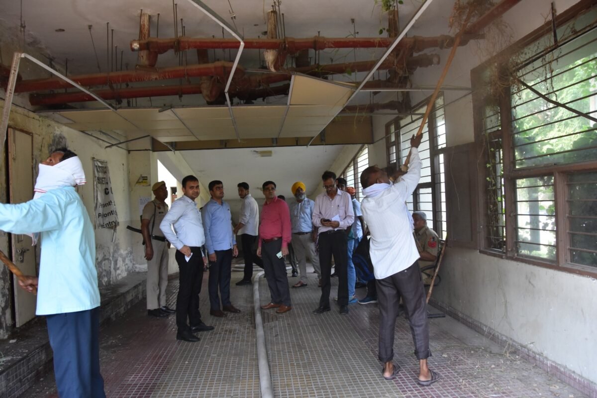 पंचकूला DC कार्यालय परिसर में चला सफाई अभियान, नगराधीश ने की निगरानी!