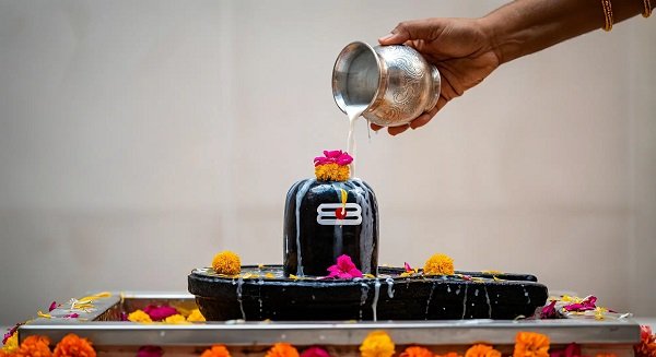 सावन के चार सोमवारों में शिवलिंग पर ज़रूर चढ़ाएं ये चार अनाज — मिलेगा भोलेनाथ का विशेष आशीर्वाद!