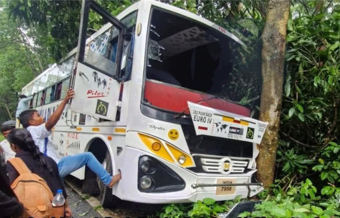 हमीरपुर में बड़ा बस हादसा: तेज रफ्तार का कहर, चीख-पुकार से दहला इलाका!