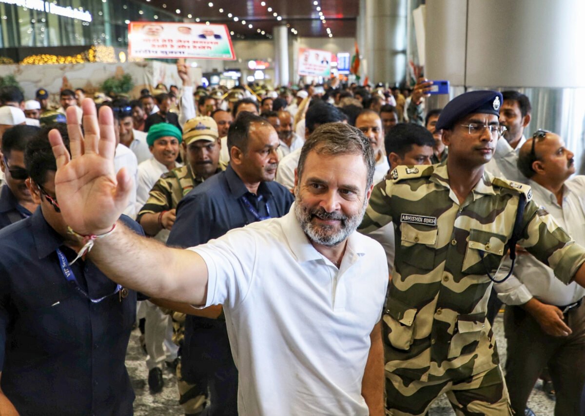 कोर्टरूम या फोटोशूट सेट? राहुल गांधी की पेशी के दौरान ‘सेल्फीबाजी’ पर मचा बवाल, वकीलों की हरकत ने खींचा सबका ध्यान!