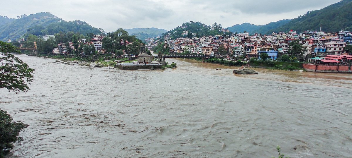 26 दिन की बारिश में हिमाचल पर टूटा कहर: 109 लोगों की मौ*त, 707 सड़कें बंद, करोड़ों का नुकसान!