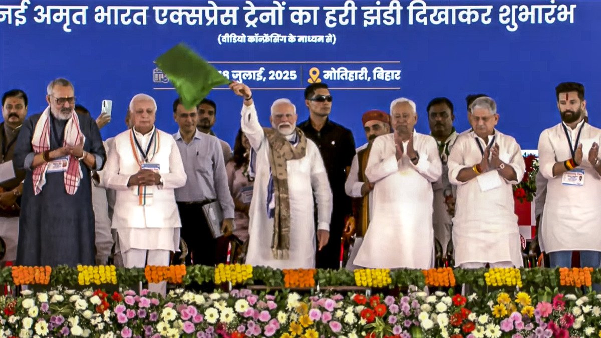बिहार को मिला विकास का तोहफा: मोतिहारी से PM मोदी ने दी 7,000 करोड़ की परियोजनाएं
