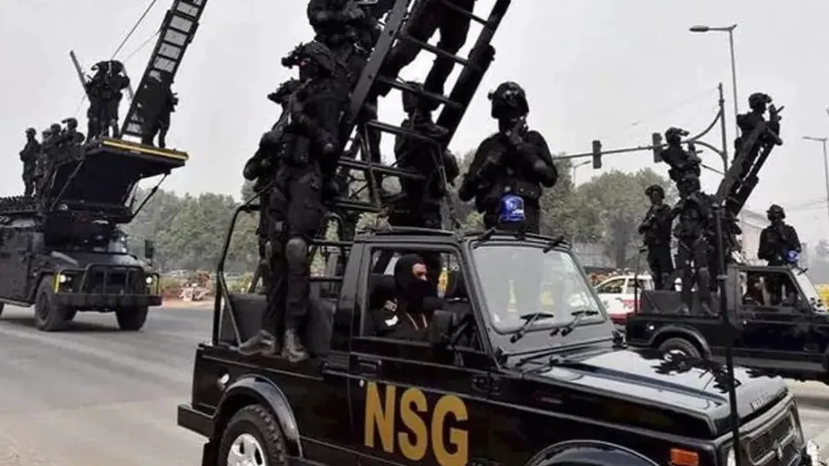 दिल्ली: पांच सितारा होटल की छत पर NSG कमांडोज़ की जबर्दस्त एंट्री, हेलिकॉप्टर से लटके, देखें पूरा मामला!