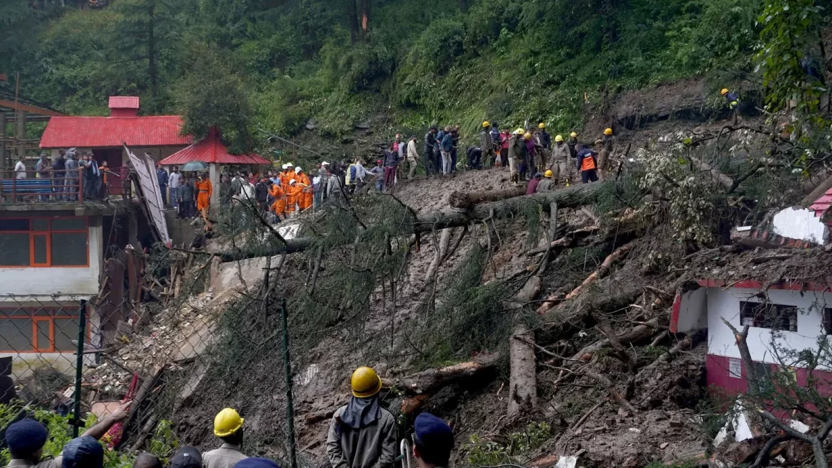 Mandi Landslide: पल भर में उजड़ गया एक परिवार, मलबे में दबी ज़िंदगी की आखिरी चीख!