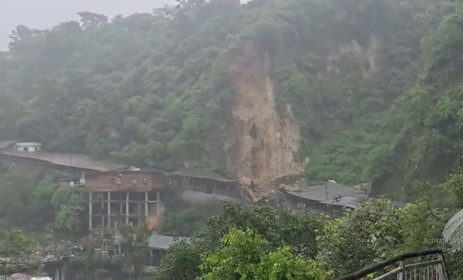 भूस्खलन से टली वैष्णो देवी यात्रा: बाणगंगा क्षेत्र में पहाड़ दरकने से हड़कंप, कई श्रद्धालु घायल, रास्ता बंद!