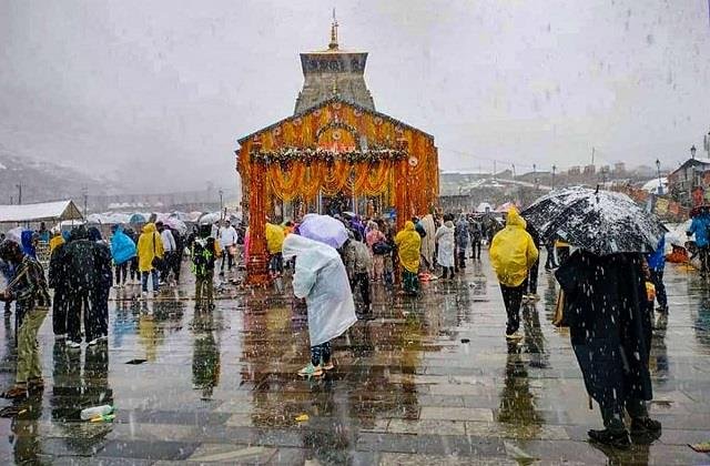 Kedarnaath Yatra: फिर रोकी गई केदारनाथ यात्रा, तेज बारिश और मलबे ने भक्तों को किया निराश!