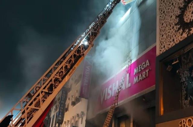 दिल्ली में करोल बाग के Vishal Mega Mart में भीषण आग, 13 घंटे बाद भी नहीं बुझी; रेस्क्यू ऑपरेशन जारी!