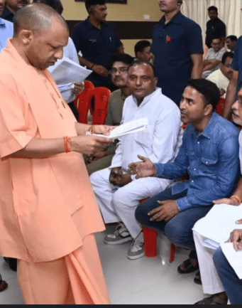 काशी में पहली बार CM योगी का जनता दर्शन
