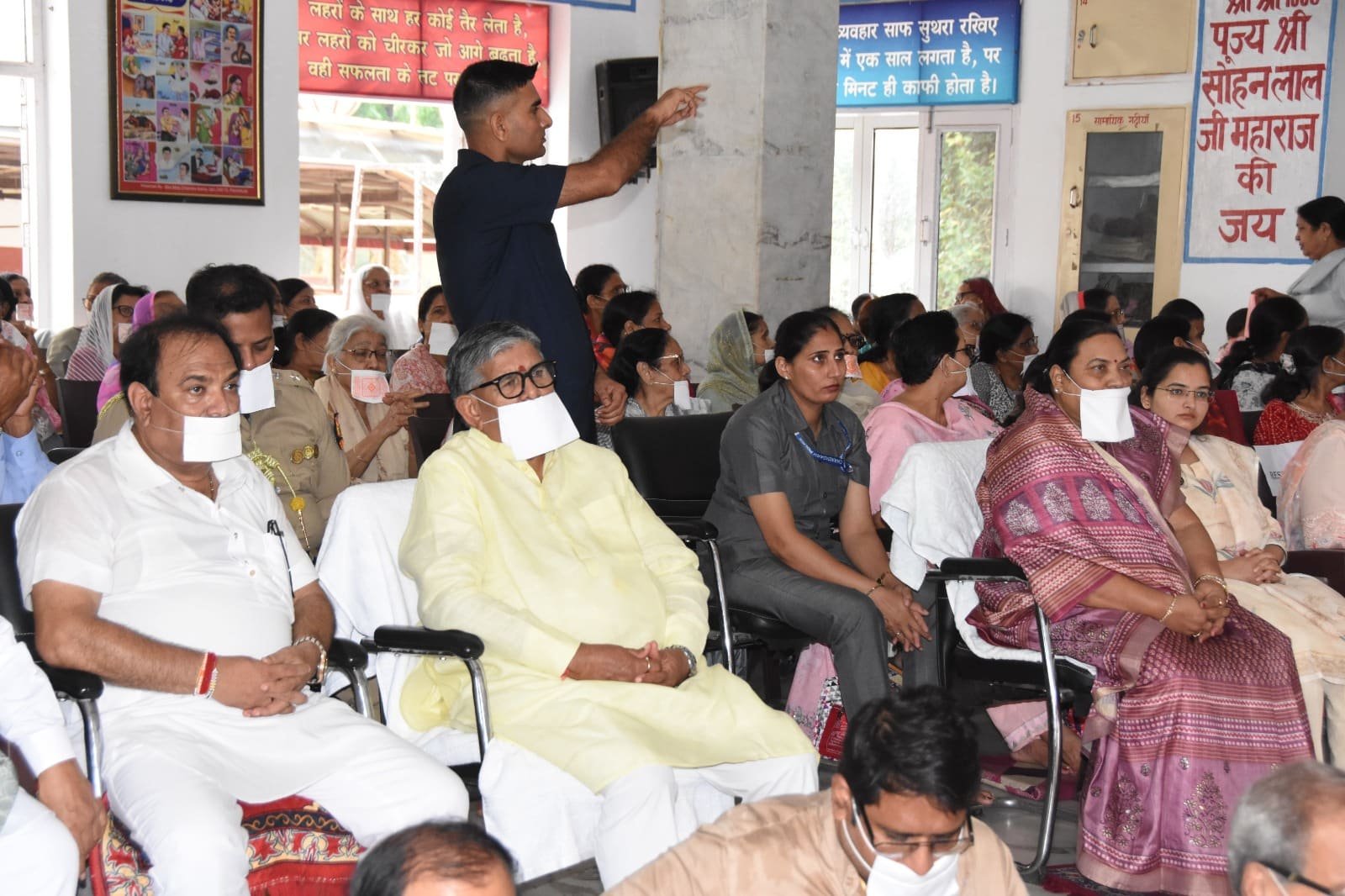 पंजाब के राज्यपाल ने श्रीआशीष मुनि जी महाराज को किया नमन