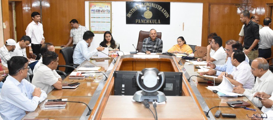 लंबित शिकायतों पर उपायुक्तों को स/ख्त नि/र्देश