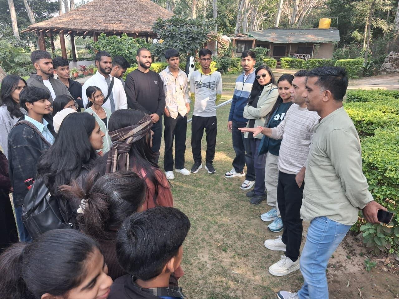 “नेचर कैंप थापली: युवाओं में पर्यावरण जागरूकता का नया अभियान”