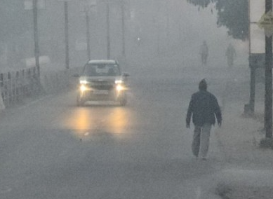 चंडीगढ़ के सुखना लेक और सचिवालय रोड पर कोहरे का अ/टैक