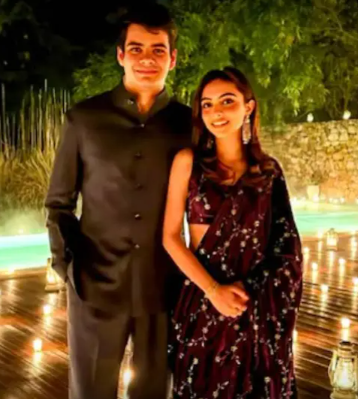 प्रियंका गांधी और रॉबर्ट वाड्रा ने शेयर की बेटे की सगाई की तस्वीरें