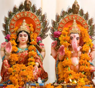 धन की देवी माता लक्ष्मी को प्रसन्न करने के लिए लगाएं उनके प्रिय भोग