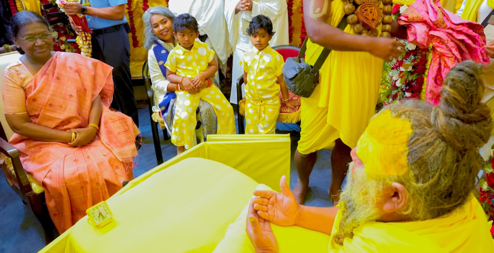 राष्ट्रपति मुर्मू वृंदावन में प्रेमानंद महाराज से मिली ..हाथ जोड़कर किया प्रणाम