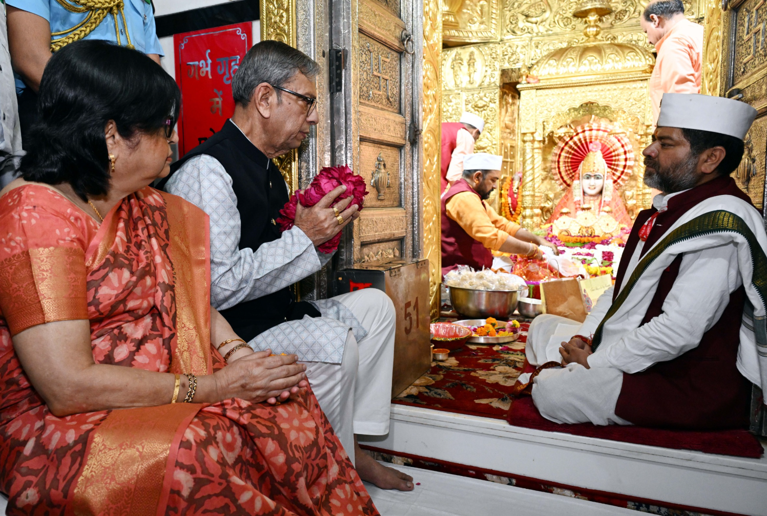 राज्यपाल असीम घोष ने पत्नी सहित माता मनसा देवी के दर्शन किए
