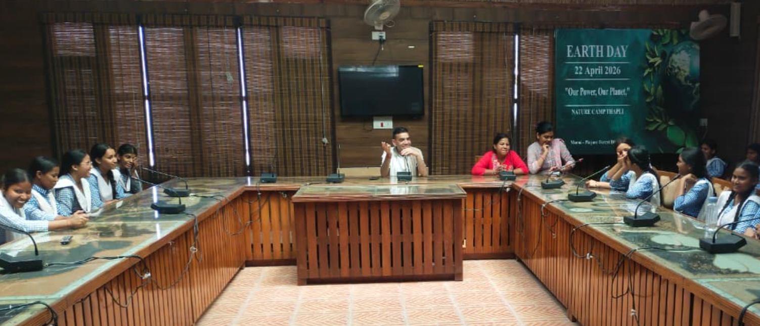 गवर्नमेंट सीनियर सेकेंडरी स्कूल की छात्राओं ने नेचर कैंप थापली में किया भ्रमण