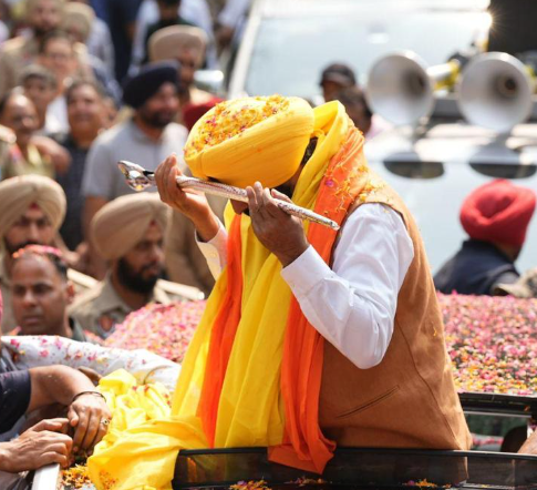 CM मान को लोगों ने आध्यात्मिक यात्रा के दौरान सिरोपा देकर सम्मानित