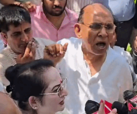 पंचकूला काउंटिंग सेंटर के बाहर कांग्रेस ने EVM की गड़बड़ी के आरो/प लगाए