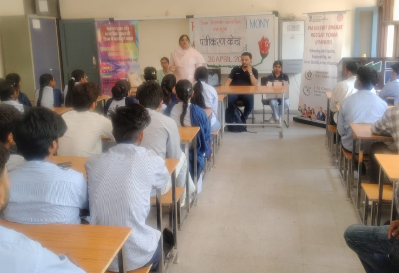 आई.टी.आई. के प्रांगण में विद्यार्थियों को दिया गया मार्गदर्शन