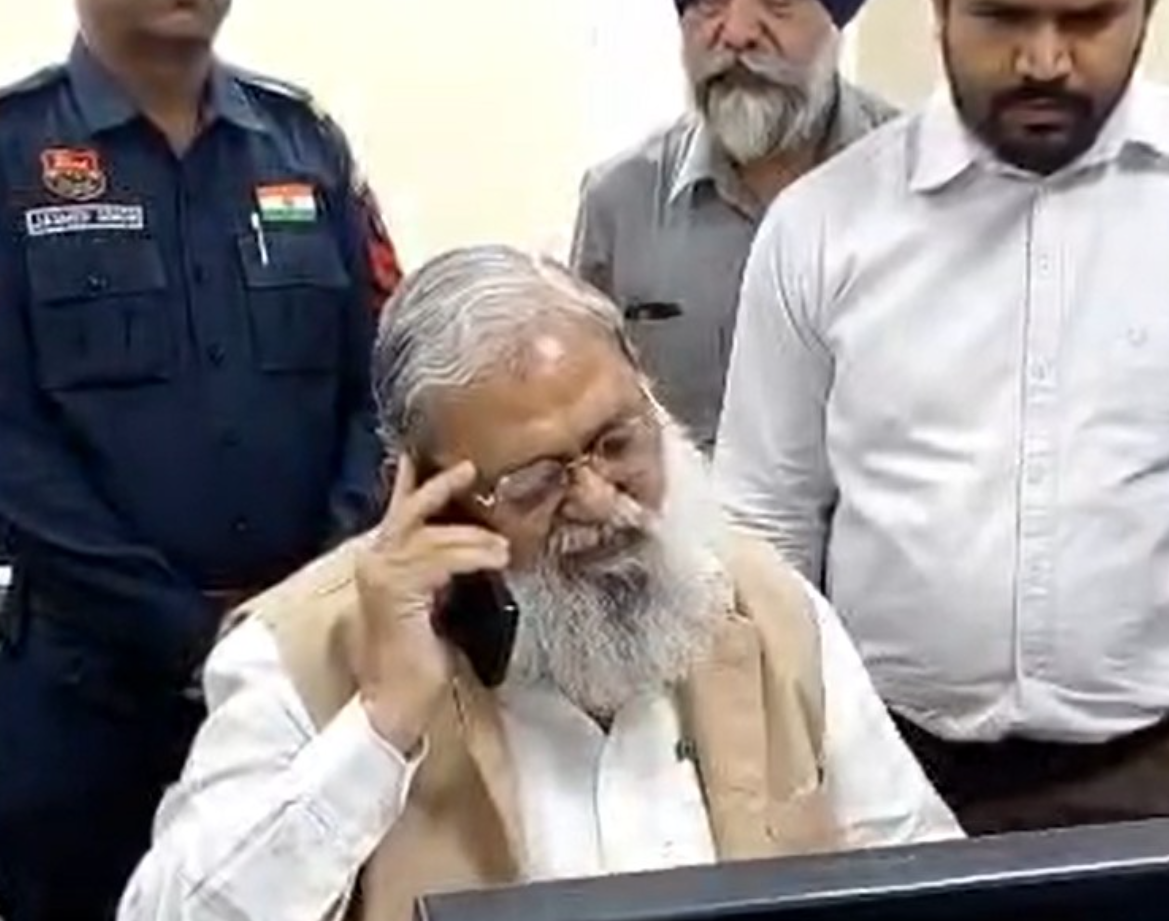 ऊर्जा मंत्री अनिल विज ने किया बिजली कॉल सेंटर पर औचक निरीक्षण