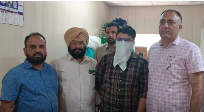 रिश्वत लेते रंगे हाथ पकड़ा गया सहकारी समिति का इंस्पेक्टर