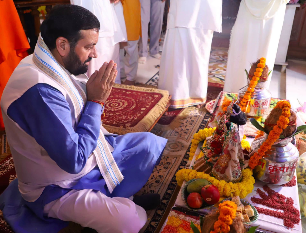 गुरु पूर्णिमा पर CM सैनी ने स्वामी ज्ञानानंद महाराज से लिया आशीर्वाद