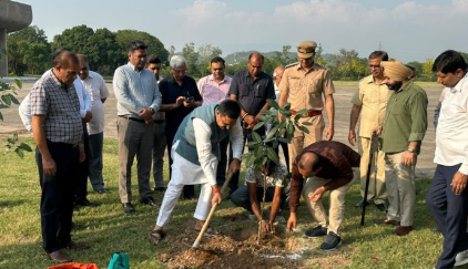 “एक पेड़ मां के नाम” से प्रकृति से जुड़ रहे लोग: हरविंद्र कल्याण